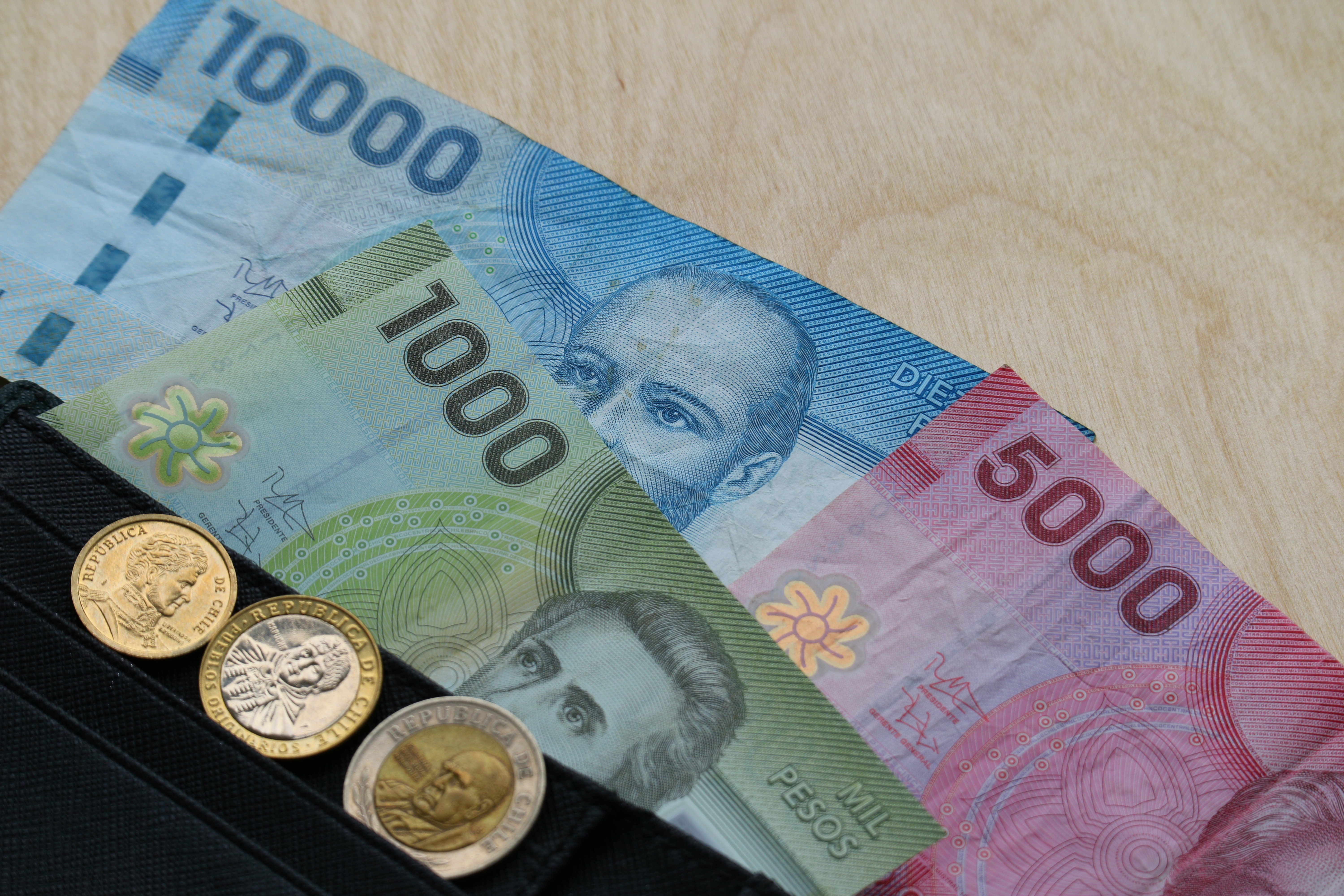 Средняя зарплата в Чили в рублях и долларах